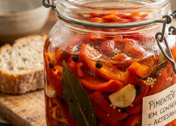 Receita de pimentões em conserva rende vários potes e facilita lanches, pizzas e saladas