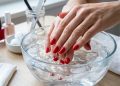 Pequenos truques caseiros deixam o esmalte de unhas seco e sem borrões em 3 minutos