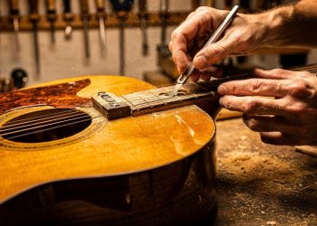 Quanto custa consertar um violão e quando o reparo realmente compensa