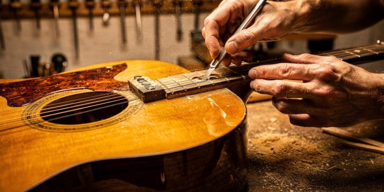 Quanto custa consertar um violão e quando o reparo realmente compensa