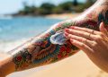 4 fórmulas de protetor solar para tatuagem que evitam que a cor desgaste no sol