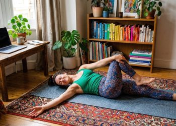 Alongamento completo para o corpo todo ajuda a aliviar rigidez após o dia