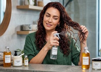 Cabelo ondulado ganha mais definição e menos frizz em 15 minutos com misturinha de açúcar e soro fisiológico