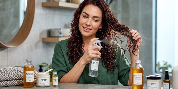 Cabelo ondulado ganha mais definição e menos frizz em 15 minutos com misturinha de açúcar e soro fisiológico