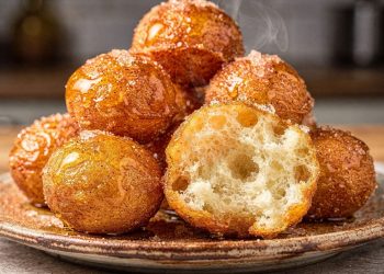 Esse bolinho de chuva sequinho fica fofinho por dentro e dourado por fora com cuidados simples