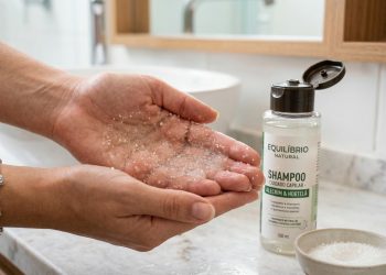 Misturar açúcar com shampoo: por que é recomendado e quais benefícios proporciona