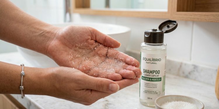Misturar açúcar com shampoo: por que é recomendado e quais benefícios proporciona