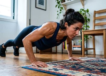 Os 5 melhores exercícios para aumentar a massa muscular no conforto da sua casa