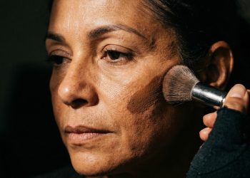 Os 3 erros no contorno facial que envelhecem o rosto mais do que qualquer linha de expressão e como corrigir cada um deles