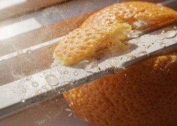 Passar cascas de laranja pelos trilhos da janela: para que serve e quando fazer isso?