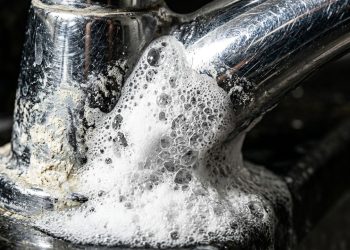 Misturar bicarbonato de sódio com água com gás: para que serve, por que recomendam e quais benefícios traz?