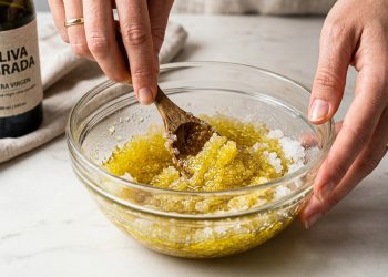 Fiz esse esfoliante natural de açúcar e azeite de oliva e minha pele ficou irreconhecível já na primeira aplicação