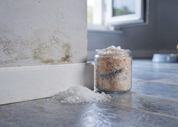 Sal grosso nos cantos da casa ajuda a proteger o ambiente e reduzir umidade