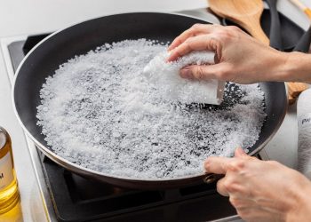 O truque de 3 minutos com 2 ingredientes simples da cozinha que devolve a aderência da frigideira