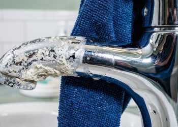 Nada de vinagre ou bicarbonato de sódio: a melhor maneira de remover o calcário de torneiras e vasos sanitários.