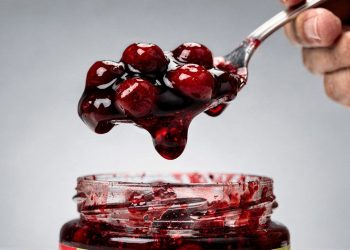 Geleia de cereja caseira com 3 ingredientes fica perfeita com essa proporção
