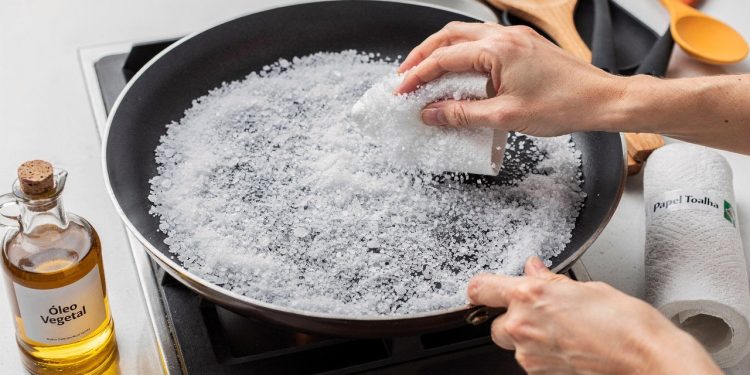 O truque de 3 minutos com 2 ingredientes simples da cozinha que devolve a aderência da frigideira