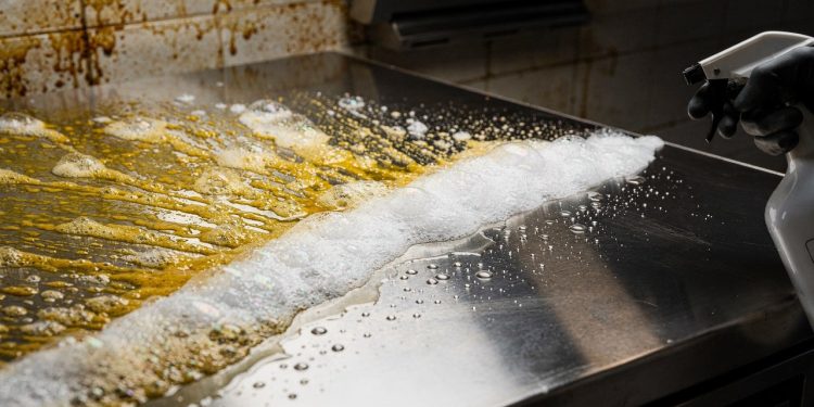Com um produto a base de bicarbonato, você consegue limpar a sua cozinha toda sem esforço algum