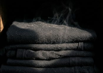 Por que roupas pretas começam a cheirar mal na gaveta? O problema da secagem incompleta antes de guardar