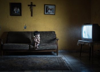 A psicologia explica por que quem cresceu nos anos 1980 aprendeu a engolir emoções em vez de expressá-las