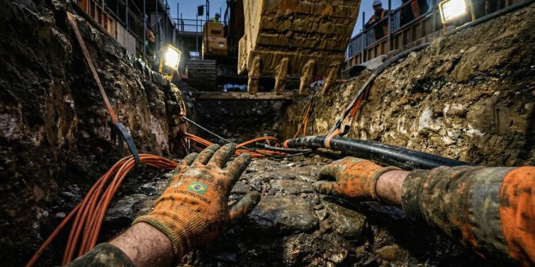 Durante obras em uma rua de Londres, operários encontraram uma antiga estrada romana intacta escondida a quase 3 metros sob o asfalto moderno