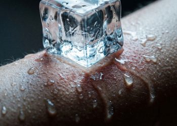 5 truques para uma pele luminosa usando gelo facial. Um método simples que revitaliza o rosto em poucos minutos