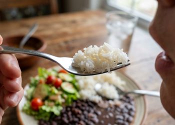 O truque de adicionar vinagre no arroz deixa os grãos soltinhos e mais brancos na medida certa