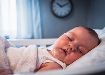 Os bebês que dormem melhor à noite costumam nascer nestes 3 meses do ano, apontam estudos
