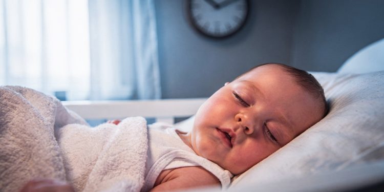 Os bebês que dormem melhor à noite costumam nascer nestes 3 meses do ano, apontam estudos