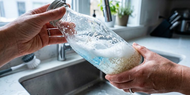 O truque com arroz e detergente limpa garrafa de vidro por dentro em segundos