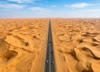 O percurso reto mais longo do planeta Terra: 240 quilômetros sem uma única curva no meio do deserto.