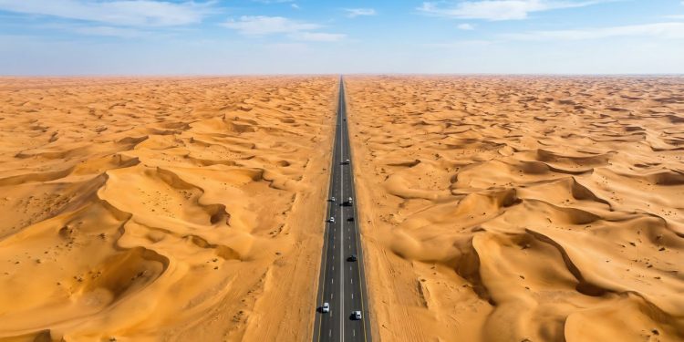 O percurso reto mais longo do planeta Terra: 240 quilômetros sem uma única curva no meio do deserto.