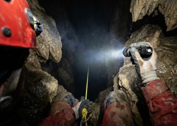 O que existe na caverna mais profunda do mundo?