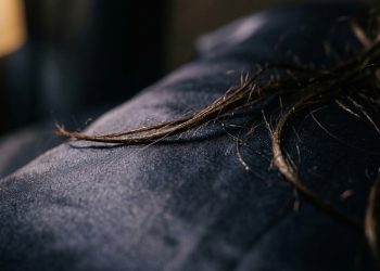 É isso que acontece com seu cabelo de noite quando você dorme com ele molhado