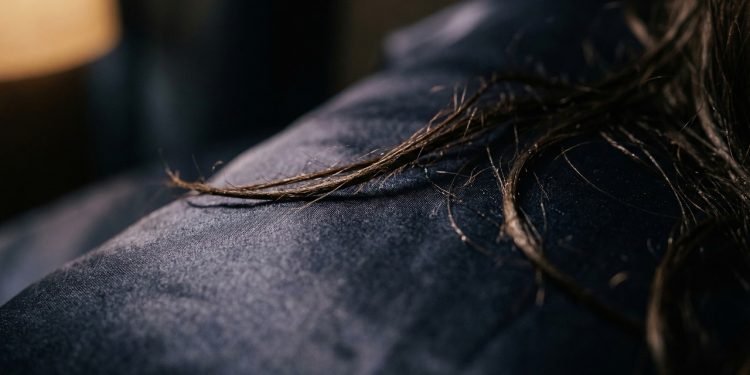 É isso que acontece com seu cabelo de noite quando você dorme com ele molhado