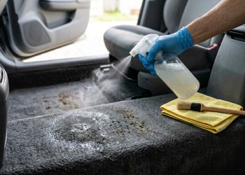Como a aplicação de vinagre no chão do carro ajuda a remover manchas e acabar com o odor de umidade