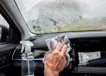 Vidro do carro embaça no frio e na chuva e você resolve rápido com técnicas simples