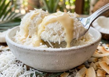 Sorvete de coco com leite condensado conquista pelo preparo simples e textura cremosa