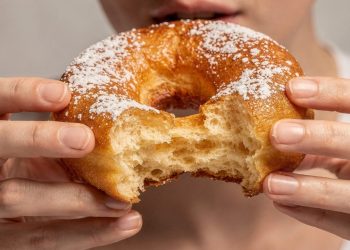 Esses donuts caseiros simples garantem café da manhã mais saboroso e aromático