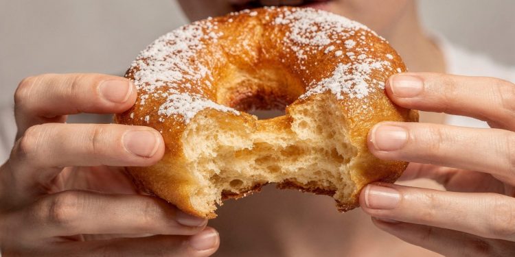 Esses donuts caseiros simples garantem café da manhã mais saboroso e aromático