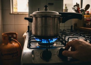 Quanto você gasta cozinhando 3 vezes por dia no fogão a gás e como isso pesa no fim do mês