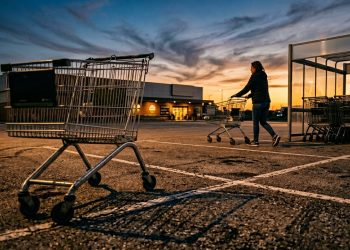 As pessoas que devolvem o carrinho do supermercado para o seu devido lugar possuem essas 4 características, segundo a psicologia