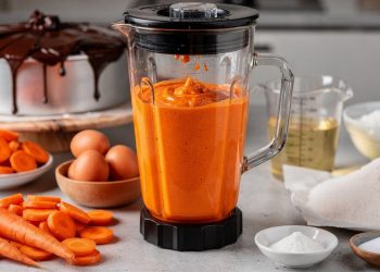 Bolo de cenoura de liquidificador fofo com cobertura de chocolate cremosa