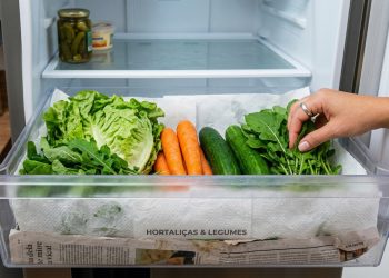Um detalhe na gaveta de verduras da geladeira ajuda hortaliças a durar muito mais