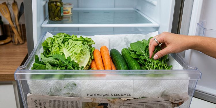 Um detalhe na gaveta de verduras da geladeira ajuda hortaliças a durar muito mais