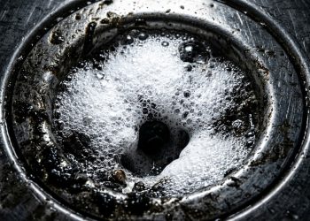 "Basta colocar meia xícara de bicarbonato no ralo da pia da cozinha” esse truque simples ajuda a reduzir mau cheiro e gordura acumulada