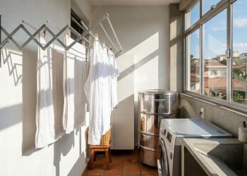 O varal tradicional demora para secar roupas e ocupa espaço. Estas soluções modernas agilizam tudo sem bagunça