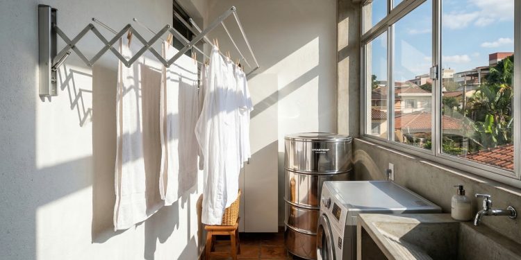 O varal tradicional demora para secar roupas e ocupa espaço. Estas soluções modernas agilizam tudo sem bagunça