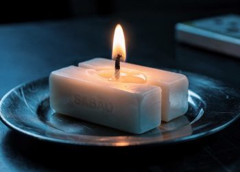 Apagou tudo do nada? Com apenas um sabão em barra você consegue fazer uma vela de emergência