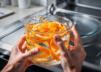 Colocar cascas de laranja no micro-ondas: para que serve e quando fazer isso?